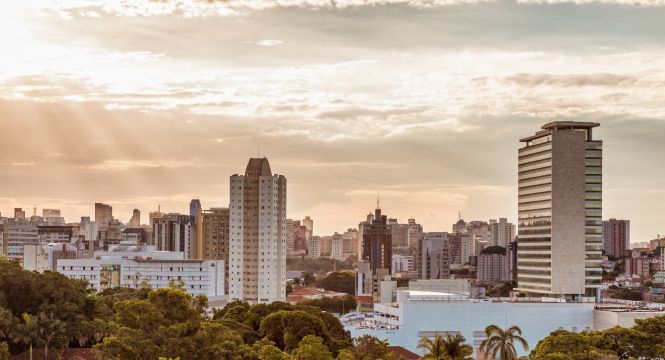 Vista do pôr do sol de Belo Horizonte, Minas Gerais, Brasil.