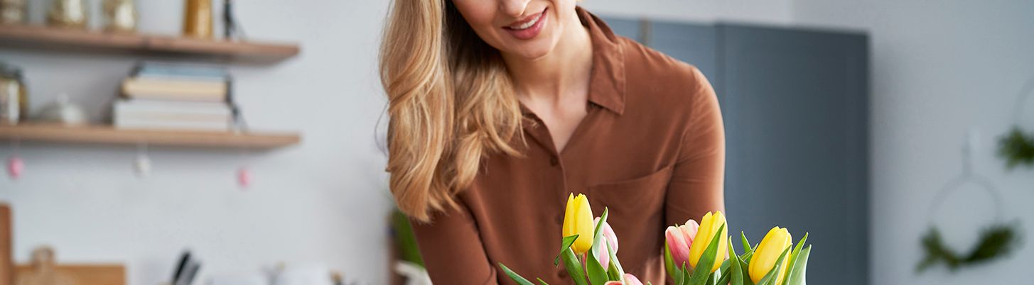 Mulher arrumando seu apartamento para a primavera
